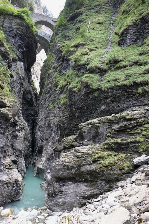 La gorge est d'une hauteur d'environ 300m